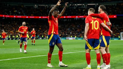 Los jugadores de España celebran el segundo tanto.