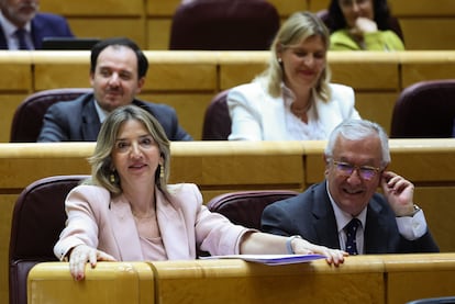 La portavoz del PP en el Senado, Alicia García, y el senador popular Javier Arenas, durante la sesión celebrada este martes en la Cámara alta. El PP planteará “un conflicto entre órganos” que enfrenta a Senado y Congreso por la amnistía. Alberto Núñez Feijóo y Pedro Sánchez van al choque.