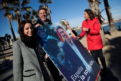 El presidente del PPC i candidat a la presidència de la Generalitat, Xavier García Albiol, amb la número dos, Andrea Levy (e) presenten el cartell electoral del partit.