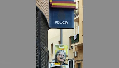 Algú o alguns han arrencat durant aquesta campanya bona part dels cartells d'ERC a Sant Adrià. Vandalisme i boicot. Però qui ha acabat a la comissaria ha estat Joan Tardà.