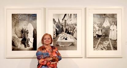 Cristina García Rodero, delante de tres las fotografías de su exposición en Mataró. En el centro, la de el 'colacho', de Burgos.