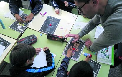 Clase en el Colegio Rep&uacute;blica del Uruguay, en el distrito de Latina.