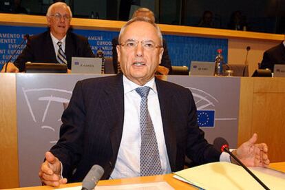 El comisario francés Jacques Barrot, en la sede del Parlamento Europeo de Bruselas el 29 de septiembre.