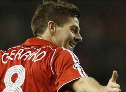 Gerrard celebra uno de los goles del Liverpool