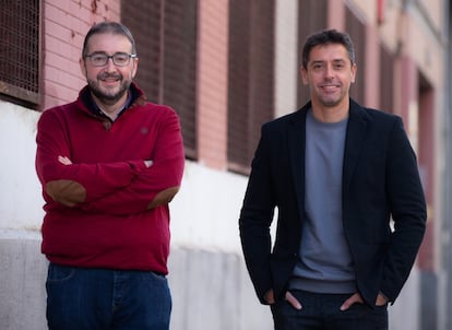 El escritor Juan Ramón Santos ha ganado este jueves el XXIX Premio Edebé de Literatura Infantil con la obra 'El club de las cuatro emes', mientras que Pablo Gutiérrez ha sido galardonado en el apartado Juvenil con 'El síndrome de Bergerac'.