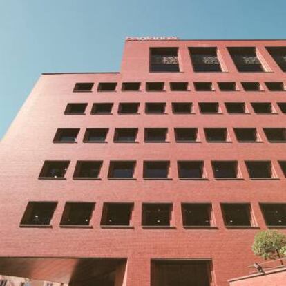 Las fachadas delantera y trasera del edificio Bankinter confluyen en una arista como la de la popa de un barco. |