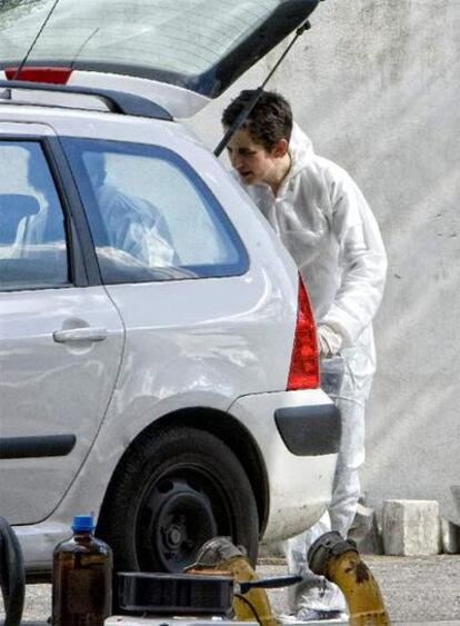 Una agente de la Policía Científica extrae material del coche de los etarras en Montpellier.
