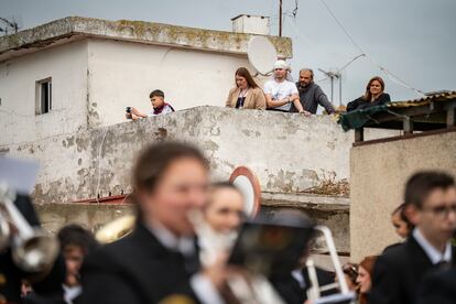 La Hermandad de la Entrega a su salida de Guadalcacín, en Jerez de la Frontera (Cádiz).