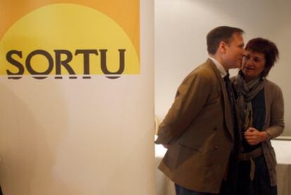 Iñaki Zabaleta Urkiola charla con una de las portavoces de Sortu en la presentación del nombre del nuevo partido de Batasuna.