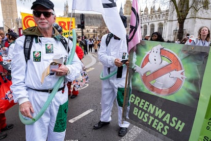 Miembros del grupo ambientalista Extinction Rebellion protestan en Londres en una imagen tomada en abril de 2023. 