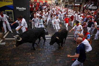 Los astados en un momento del recorrido en el primer encierro de los sanfermines.