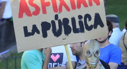 Un grupo de universitarios protesta en Sevilla contra los recortes.