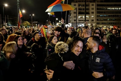 Miembros del colectivo LGTBI+ celebran la ley que permitirá el matrimonio igualitario, este jueves en Atenas.
