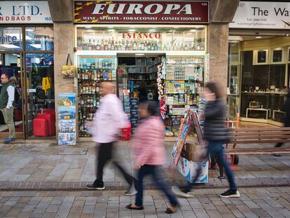 Un estanco y una tienda de bebidas alcohólicas en la calle principal de Gibraltar.