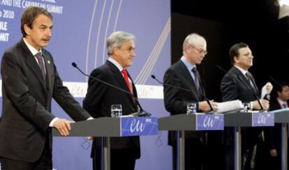 De izquierda a derecha, el presidente español, José Luis Rodríguez Zapatero, el presidente chileno, Salvador Piñera, presidente del Consejo Europeo, Herman van Rompuy, y el presidente de la Comisión Europea, José Manuel Durao Barroso.