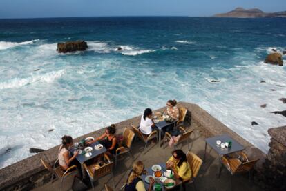 En la terraza de El Mirador del Atlante no fallan la sartén de lapas con mojo verde o almejas al vapor.