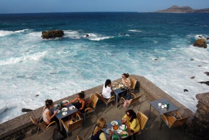 En la terraza de El Mirador del Atlante no fallan la sartén de lapas con mojo verde o almejas al vapor.