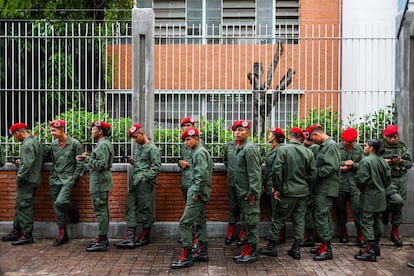  Militares esperan afuera de un centro electoral para participar en las elecciones regionales, este domingo en Caracas.