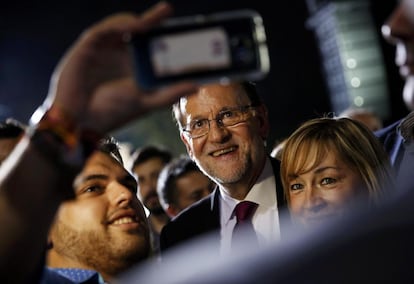 Un simpatizante se toma una foto con el líder del PP; Mariaño Rajoy,en el comienzo de la campaña electoral.