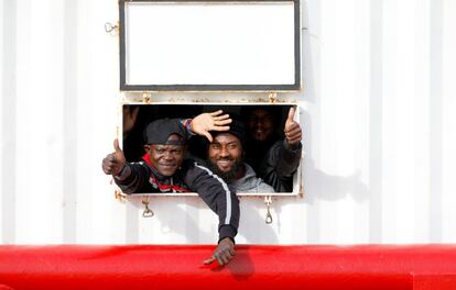 Migrantes rescatados por barco 'Ocean Viking' saludan antes de desembarcar en el puerto siciliano de Messina (Italia).