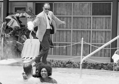 El dueño de un hotel arroja ácido en la piscina para echar a los afroamericanos que protestaban contra la segregación.