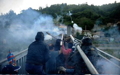 Mineros lanzan contra posiciones de la policía artefactos caseros durante la protesta en la mina de 'El Sotón', en El Entrego, Oviedo.