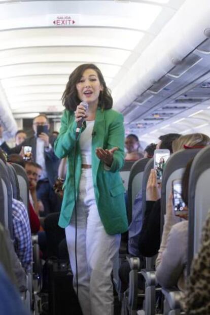 La cantante Nella ofrece un concierto en un vuelo Madrid-Lisboa.