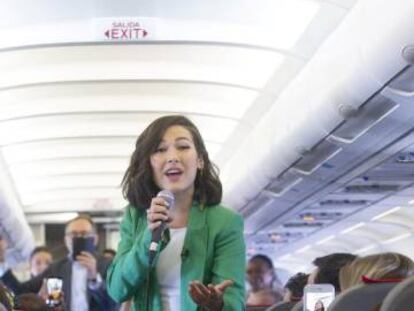 La cantante Nella ofrece un concierto en un vuelo Madrid-Lisboa.