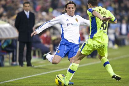 Lanzaro y Barrada pugnan por el balón