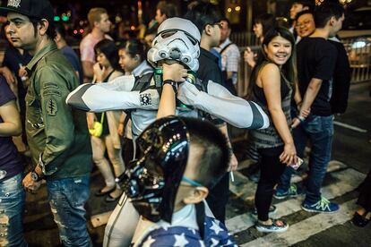 Personajes de la saga de 'La guerra de las Galaxias' escenifican una pelea en Hong Kong (China), el 31 de diciembre de 2015.