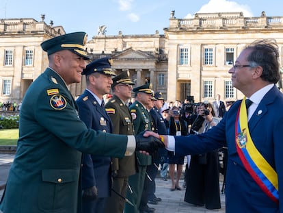 El comandante de las Fuerzas Armadas de Colombia, Luis Fernando Navarro, saluda a Gustavo Petro, este domingo.