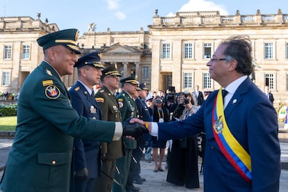 Luis Fernando Navarro, saluda a Gustavo Petro