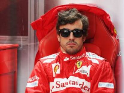 Fernando Alonso en el box de Ferrari.