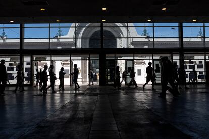 Personas caminan de un lado a otro en uno de los centros de votación de Buenos Aires.