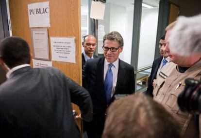 Rick Perry deja la corte de Travis en Austin (Texas).