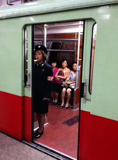 Passageiras e uma funcionária no metrô da capital da Coreia do Norte, construído há quatro décadas. Agora existem duas linhas que somam quase 20 estações. Mas os visitantes estrangeiros só podem viajar entre duas estações, entre Puhung e Yong Gwang. O bilhete custa 5 won. Os ônibus e os bondes vão abarrotados, as filas são longas e há algumas bicicletas (que custam o equivalente ao salário de 2 a 3 meses). Nos últimos anos aumentou o congestionamento de carros.