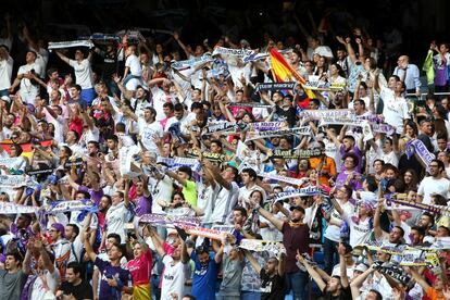 Aficionados del Real Madrid siguen el partido de la final de la Champions League en el estadio Santiago Bernabéu.
