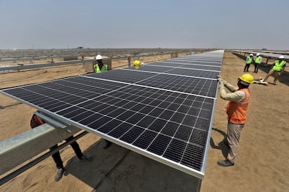 Instalación de paneles solares en un parque de Adani Green en Khavda (India).