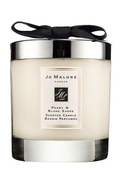 Vela aromática de Jo Malone. Perfecta para inundar el ambiente de un aroma a base de peonías (50,44 euros).