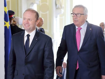 El presidente de la Comisi&oacute;n, Jean-Claude Juncker, junto al primer ministro de Malta, Joseph Muscat, este mi&eacute;rcoles.