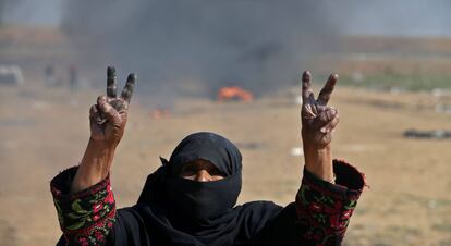 Una mujer hace el signo de la victoria durante las protestas en Gaza. 