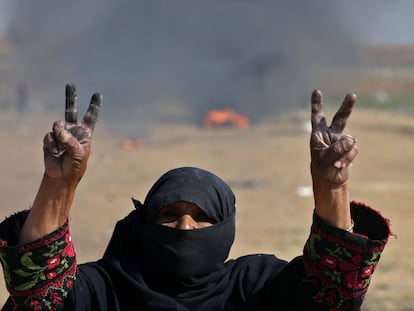 Una mujer hace el signo de la victoria durante las protestas en Gaza. 