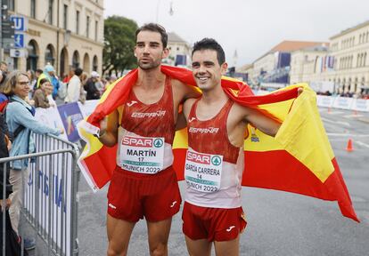 Álvaro Martín (a la izquierda) y Diego García, tras pasar por meta en primera y tercera posición.