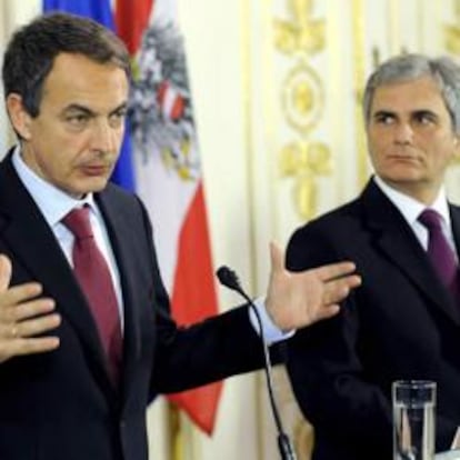 El presidente del Gobierno español, José Luis Rodríguez Zapatero (i), y el canciller federal austríaco, el socialista Werner Faymann, ofrecen una rueda de prensa tras su reunión en la cancillería de Viena (Austria).