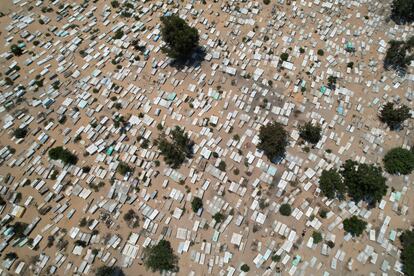 Vista aérea de un cementerio  en Jabalya, Franja de Gaza, donde cuatro adolescentes palestinos fueron asesinados, en medio de los combates entre Israel y Gaza.