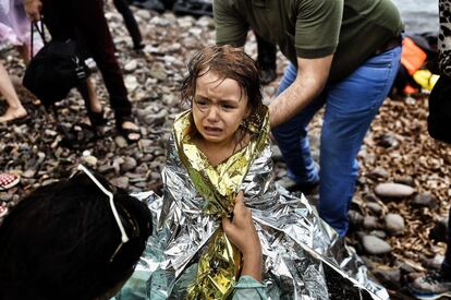 Una niña refugiada siria llora al llegar a la orilla de la isla griega de Lesbos después de cruzar el mar Egeo desde Turquía.