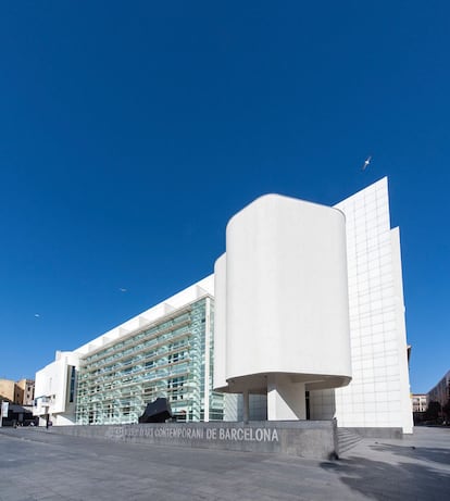 <b>El turista critica</b>. “Vagi per endavant que l’edifici em va semblar molt bonic, i que les vistes de Barcelona des de l’últim pis són molt interessants. Però les suposades ‘obres d’art’ (tant les exposicions temporals com la col·lecció permanent) oscil·len, segons la meva humil opinió, entre l’estupidesa i el ridícul, passant per la mediocritat o la mera presa de pèl”.<br> <b>L’experta respon</b>. “Primer es va encarregar a Richard Meier un gran edifici per donar-li un futur ús cultural, sense saber que contindria el Museu d’Art Contemporani de Barcelona. I, com que és un edifici amb una façana vidrada enorme, en el moment en què es va decidir allotjar-hi el MACBA, es van haver de crear parets per preservar les obres d’art perquè no poden estar exposades als rajos directes de llum. El desig de tenir un edifici d’un arquitecte estrella sense que importi tant el seu contingut és una cosa en la qual ha caigut amb freqüència el nostre país, però també d’altres”. Inés Martinez Ribas, professora de comunicació en la UIC i Universitat Pompeu Fabra.