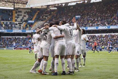 Cristiano Ronaldo celebra con sus compañeros el primer gol.