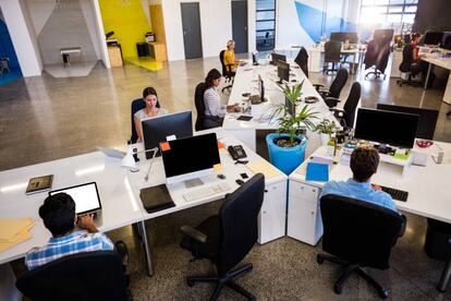 Foto ilustrativa de trabajadores en una empresa.