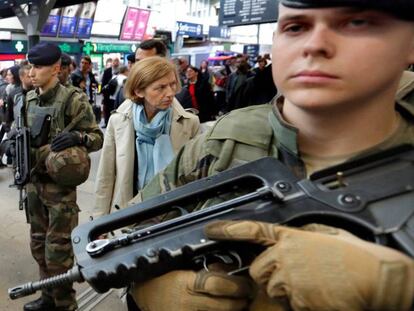 La ministra de Defensa Florence Parly, rodeada de soldados, en la estaci&oacute;n de Montparnasse de Par&iacute;s, el 2 de octubre.